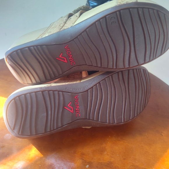 Vionic Pacific Rio wedge 3-strap sandal in cork/gold - Picture 5 of 6